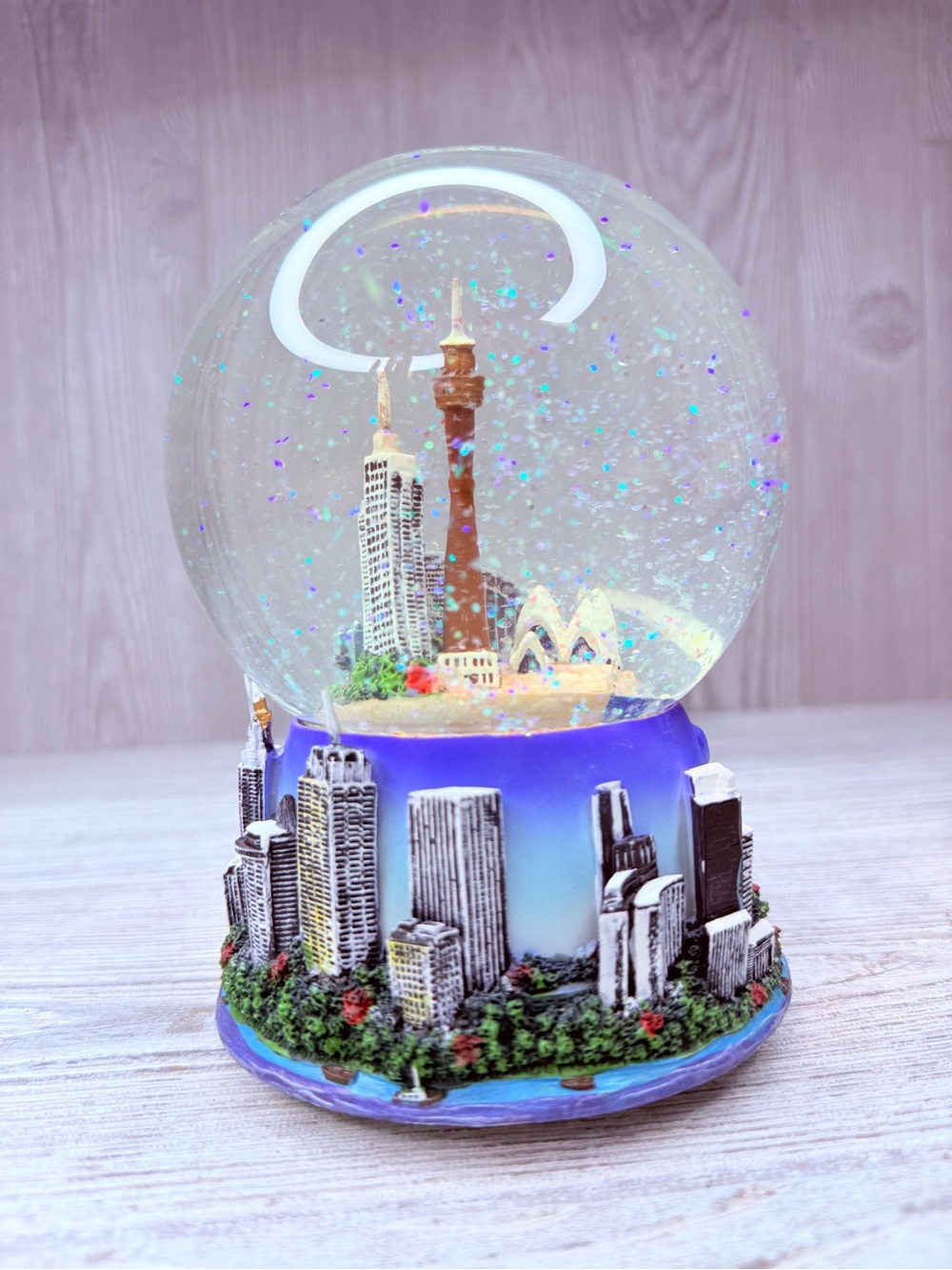 Rare hard to find Bloomingdale’s Sydney Australia musical snow globe decoration